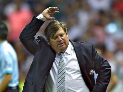 Herrera hizo sentir su molestia porque el partido no se detuvo mientras había dos balones en la cancha  en la jugada que propició el segundo gol del León. MEXSPORT/ I. ORTIZ