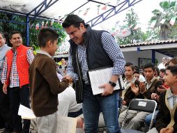 El gobernador acudió a Poncitlán, donde entregó un nuevo plantel con aulas interactivas. TWITTER / @AristotelesSD