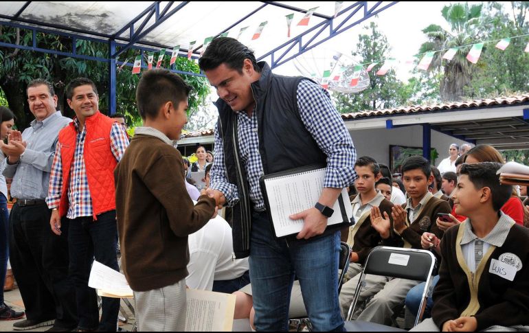 El gobernador acudió a Poncitlán, donde entregó un nuevo plantel con aulas interactivas. TWITTER / @AristotelesSD