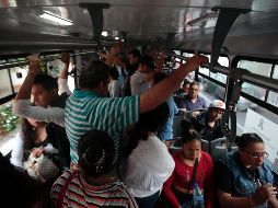 Una usuaria asegura que por la poca frecuencia de paso es difícil encontrar asiento o ir cómodo. EL INFORMADRO/F. Atilano