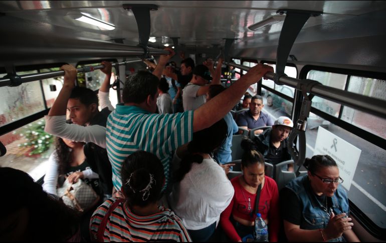 Una usuaria asegura que por la poca frecuencia de paso es difícil encontrar asiento o ir cómodo. EL INFORMADRO/F. Atilano