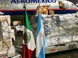 En las imágenes publicadas por la cancillería se observa la carga y las banderas de ambas naciones en el Aeropuerto Internacional de la Ciudad de México. TWITTER / @SRE_mx