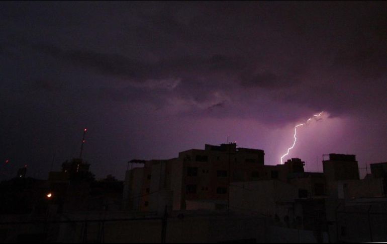 Las nubes oscuras e imponentes, rayos y truenos distantes son indicadores de que se avecina una tormenta eléctrica. EL INFORMADOR / ARCHIVO
