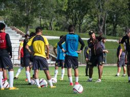 El cuadro universitario, durante la práctica del martes pasado en las instalaciones de La Primavera. TWITTER / @LeonesNegrosCF