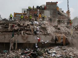 Quienes se encontraban en el lugar rompieron en aplausos cuando los rescatistas lograron sacar a Max de los escombros. AP/ R. Blackwell