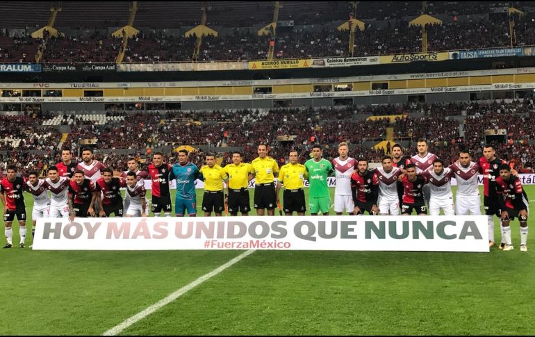 Todos los asistentes guardaron silencio al momento en que ambas escuadras, Zorros y Tiburones, saltaron a la cancha. TWITTER / @atlasfc