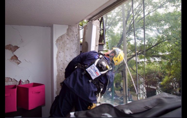 El Equipo de Búsqueda y Rescate Urbano del Departamento de Bomberos del Condado de Los Ángeles colaboró con labores de rescate luego de los dos sismos que azolaron el centro y sur del país. TWITTER / @SRE_mx