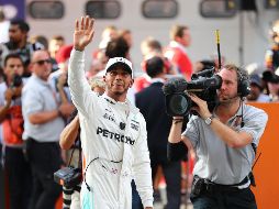 Lewis Hamilton marcó el mejor tiempo (1:30.076) en la sesión de clasificación y ocupará el puesto cabecero en la parrilla de salida en el circuito de Sepang. EFE/D. Azubel