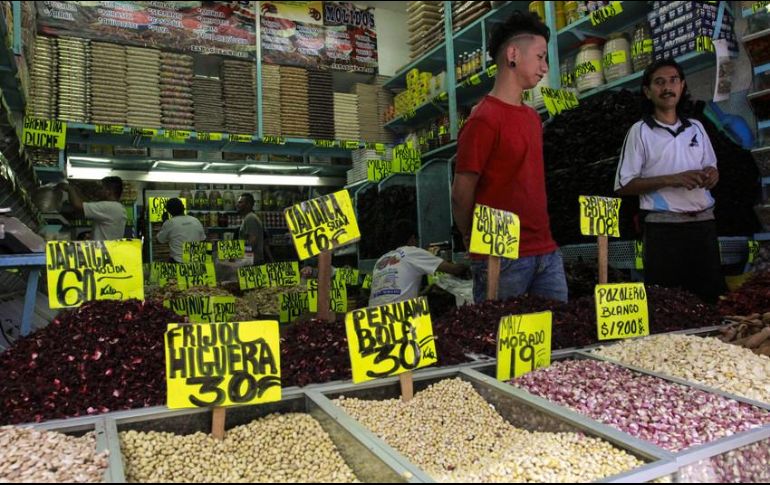 Los preciadores de Profeco dan certeza a los consumidores de que el costo de los artículos no puede alterarse de forma arbitraria. EL INFORMADOR / ARCHIVO