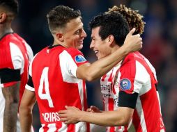 La actuación de Lozano (D) le valió el ser nombrado jugador del partido al final del encuentro. TWITTER/@PSV