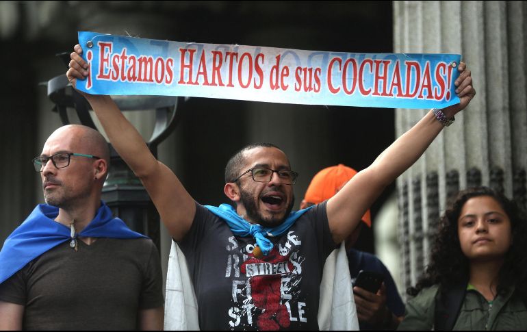 La Plaza de la Constitución recibió a gente con silbatos, carteles y banderas para expresar su malestar. EFE / E. Biba