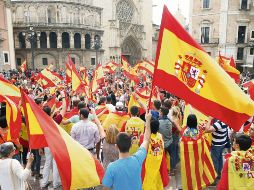 Miles de personas se reunieron en favor de la unidad en varias ciudades, como Valencia (en la imagen), ante la intención separatista de Cataluña. EFE