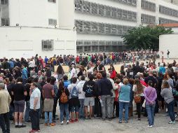 Las sedes de los colegios electorales del 1-O están viviendo una mañana protagonizada por la incertidumbre, las actuaciones policiales y los votos telemáticos. EFE/J. Sellart