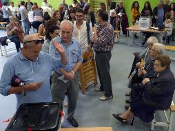 Ciudadanos hacen cola para votar en el colegio electoral de la Escola Jaume I en el barrio de Sants de Barcelona. EFE/T. Albir