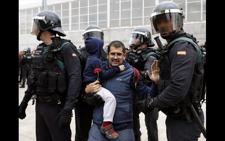 Agentes de la Policía Nacional y la Guardia Civil entraron esta mañana en el pabellón deportivo de Sant Julià de Ramis (Girona), donde estaba previsto que votara el presidente catalán, Carles Puigdemont. EFE/A. Dalmau