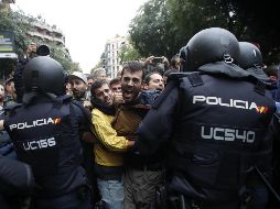 Policía Nacional y Guardia Civil despliegan a sus agentes en varios colegios electorales de Barcelona para impedir la votación ilegal. EFE / A. Estévez