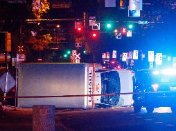 El camión de mudanzas volcó frente a un hotel cuando intentaba escapar de la policía canadiense. AP/ J. Franson