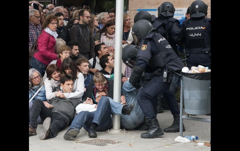 Forcejeo con ciudadanos en un punto de votación.