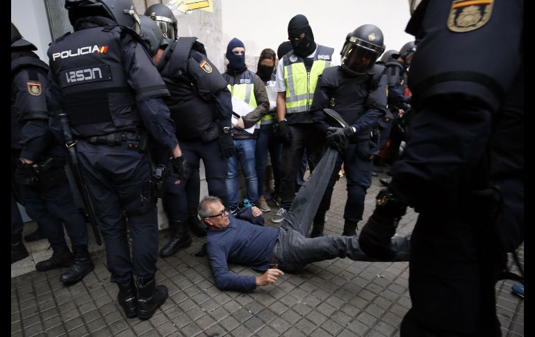Los agentes tenían orden de cerrar los dos 315 puntos de votación previstos. El retiro de un hombre a la entrada de un punto de votación.