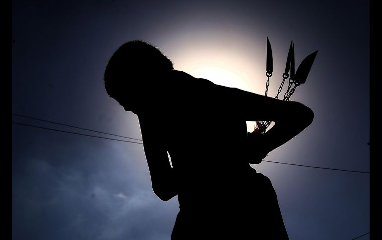 Musulmanes chiitas de varios países conmemoran el Ashura con actos de autoflagelación. Un paquistaní en Karachi. EFE/EPA/R. Khan