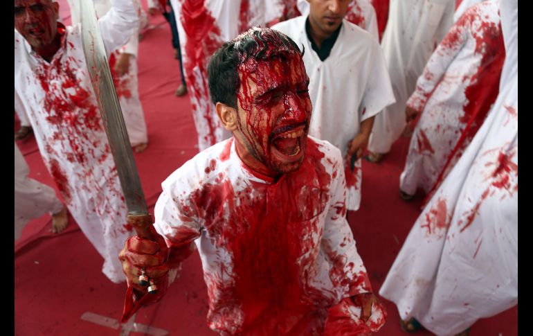 Iraquíes se autoflagelan en Najaf. Algunos hombres se hieren voluntariamente en la cabeza, con cuchillos o sables, provocando importantes hemorragias. AFP/H. Hamdani