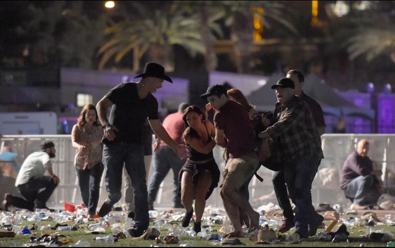 Un hombre de 64 años disparó desde el piso 32 de Mandalay Bay hacia los presentes en un concierto de música country.  AFP / D. Becker