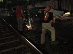 Personal de Siteur trabaja en la remoción del vehículo que volcó en las vías. TWITTER / @SITEURJAL