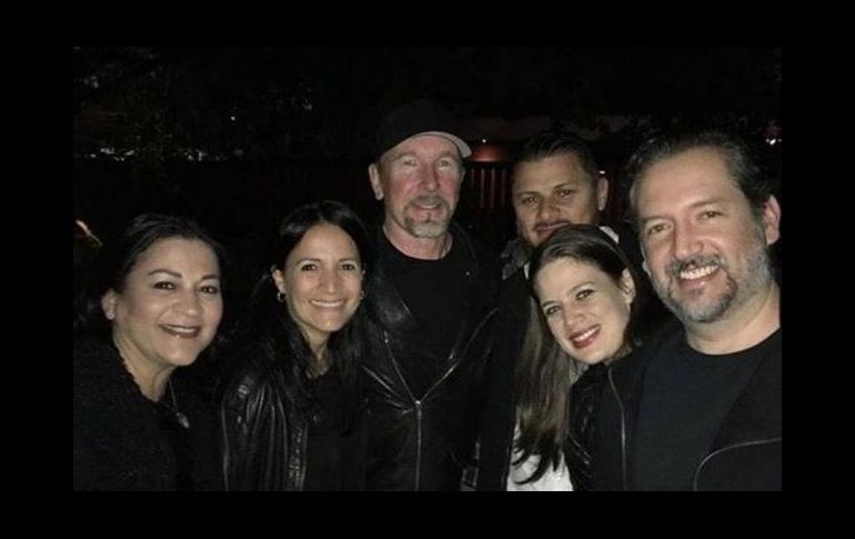 Karla Mata y un grupo de amigos tuvieron la oportunidad de reconocer al músico, quien aceptó a posar para la foto. ESPECIAL