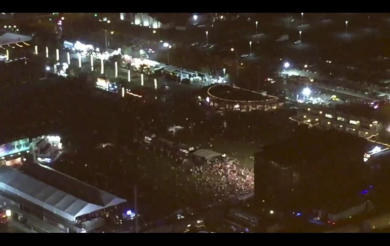 Personas corren cerca del escenario del concierto al aire libre. EFE/TWITTER/E. Hrafsson