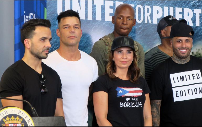 Luis Fonsi, Ricky Martin y Nicky Jam; la activista del bienestar y de la salud familiar, Laura Posada  y el exbasquetbolista Ray Allen posaron durante una rueda de prensa. EFE /J. Muñiz