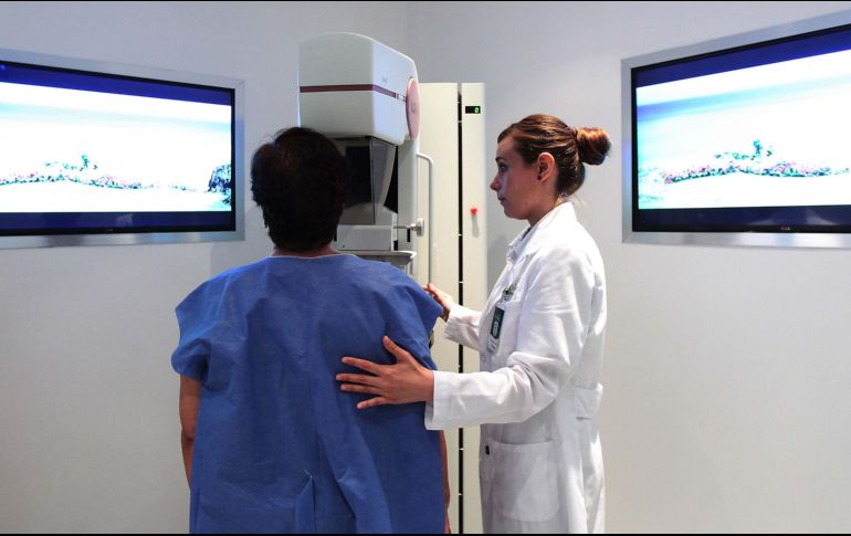 Recomiendan hacer una autoexploración mamaria, además de hacerse la mamografía. EL INFORMADOR / ARCHIVO