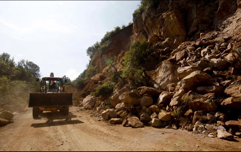 En una carretera del ejido Copoya de Tuxtla Gutiérrez, se desprendieron varias rocas de hasta cuatro toneladas. SUN / J. Alvarado