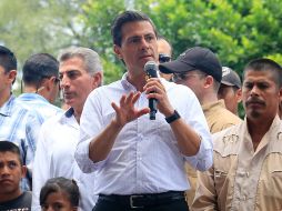 Peña Nieto inicia reparto de tarjetas a damnificados de Oaxaca