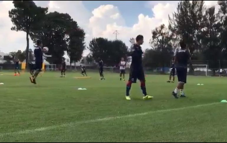 La práctica de este lunes se llevó a cabo en la cancha 2 del Club Chivas Verde Valle, con futbol por líneas y espacios reducidos. TWITTER / @Chivas