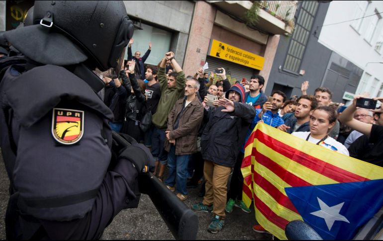 Los uniformados usaron macanas y balas de goma para dispersar a los que pretendían votar en el referendo independentista del domingo. NTX / A. Salamé