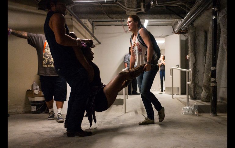 Personas auxilian a una mujer herida en el casino Tropicana. AP/Las Vegas Review-Journal/C. Stevens