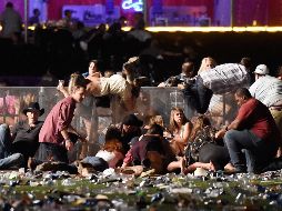 Los asistentes a un concierto de música country en Las Vegas corrieron para intentar protegerse de las balas. AFP/D. Becker