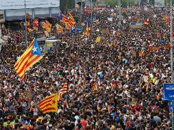 Concentraciones gritan contra los agentes de la Guardia Civil y la Policía Nacional desplazados por el gobierno central para impedir el referendo que se realizó el pasado domingo. AP / B. Edme
