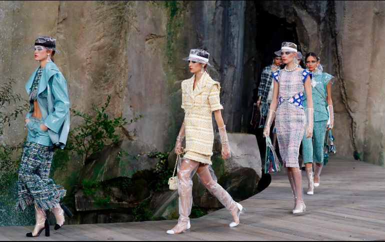 Las modelos desfilaron así entre acantilados rocosos y cascadas, al ritmo de la música de Björk. AFP/P. Kovarik