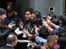 Antes de dirigirse hacia el Foro Sol, los integrantes de U2 se tomaron algunos minutos para complacer a admiradores que esperaron afuera del hotel. EFE / M. Guzmán