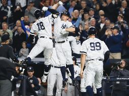 Didi Gregorius (#18), Brett Gardner (centro) y Aaron Judge (#99) conectaron cuadrangulares para llevar a los Yankees a la Serie Divisional frente a los Indios. AFP/A. Bello