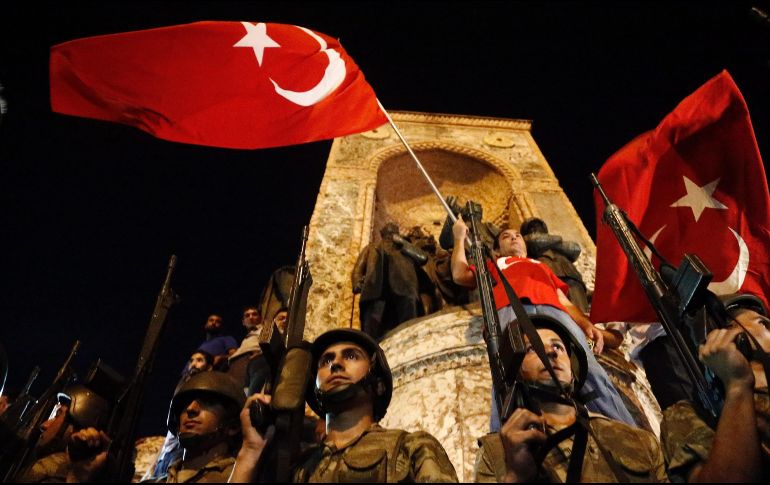 Más de seis mil militares turcos se encuentran desde hace un año en prisión preventiva por posibles relaciones con el intento golpista. ESPECIAL/ ARCHIVO