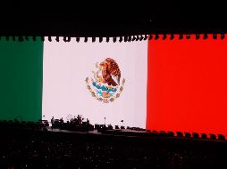 El escenario se pinta con los colores de la bandera mexicana. EFE/J. Ramírez