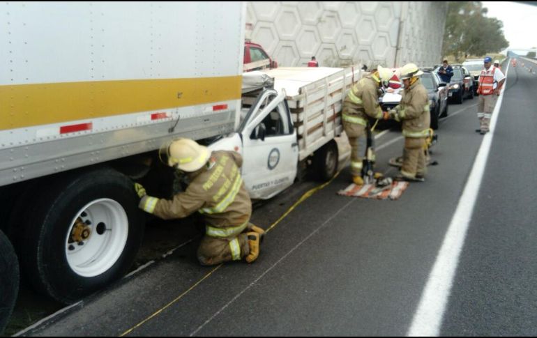 El accidente se registró a la altura del kilómetro 83, en el municipio de Encarnación de Díaz.  ESPECIAL / Protección Civil Jalisco