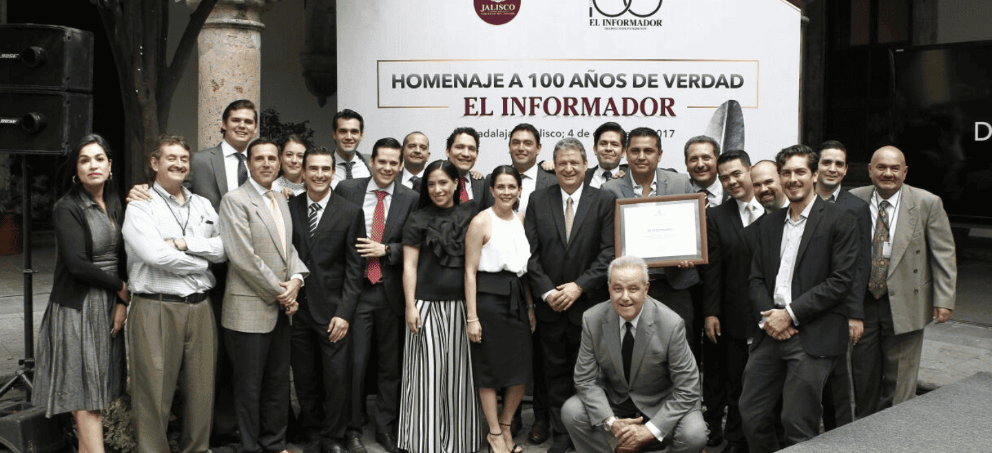 El director general del periódico, Carlos Álvarez del Castillo, recibe del gobernador de Jalisco un reconocimiento por los primeros años de EL INFORMADOR. EL INFORMADOR / A. Camacho