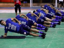 Futbolistas paraguayos realizan una práctica en Barranquilla previo al partido que disputarán contra la selección de Colombia por las eliminatorias al Mundial de Rusia 2018. EFE/M. Dueñas