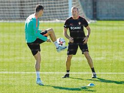 Por separado. Cristiano Ronaldo corrió y tocó algunos balones en compañía de un fisioterapeuta. AFP