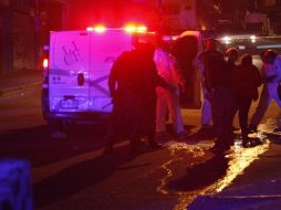 Elementos del IJCF acuden a Periférico y El Virrey para recabar pruebas del homicidio del joven de 20 años. EL INFORMADOR / ARCHIVO