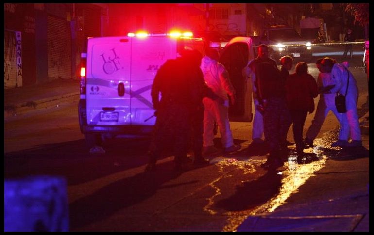 Elementos del IJCF acuden a Periférico y El Virrey para recabar pruebas del homicidio del joven de 20 años. EL INFORMADOR / ARCHIVO