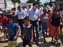 El funcionario visitó el municipio de Santa María Xadani, donde entregó apoyos para reactivar la economía en la región. TWITTER / @osoriochong